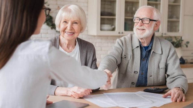 clients-signs-financial-insurance-pension-startu-2022-02-04-00-38-15-utc